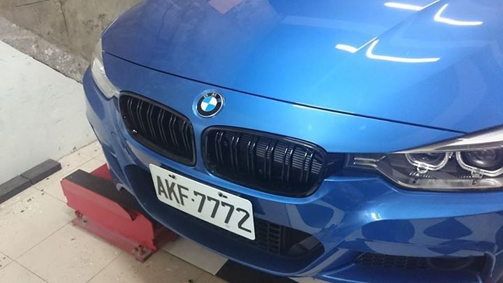 Grile BMW F30 F31 M3 M4 look - finisaj negru lucios