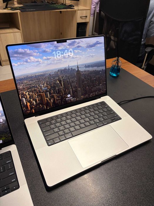 Macbook Pro 16 M3 Pro 18GB/512GB Silver Battery 100% cycle 36