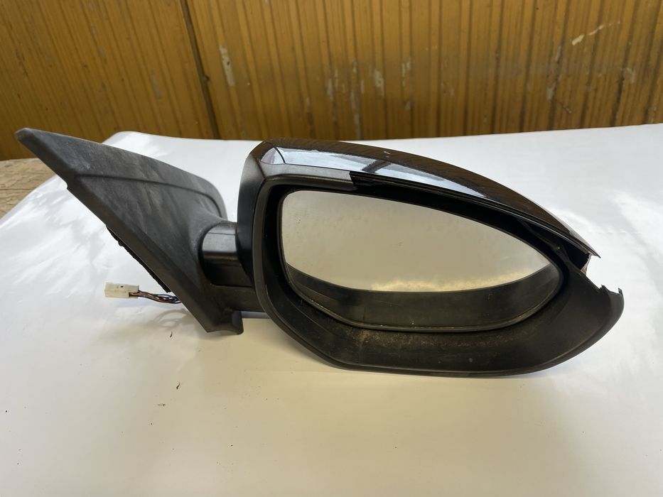 Продавам дясно огледало за Мазда3 2010г