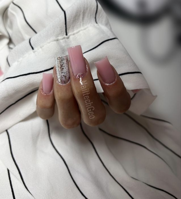 Realizez unghii cu gel