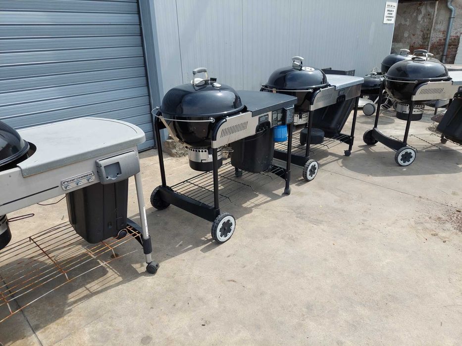 Барбекюта  на дървени въглища Weber