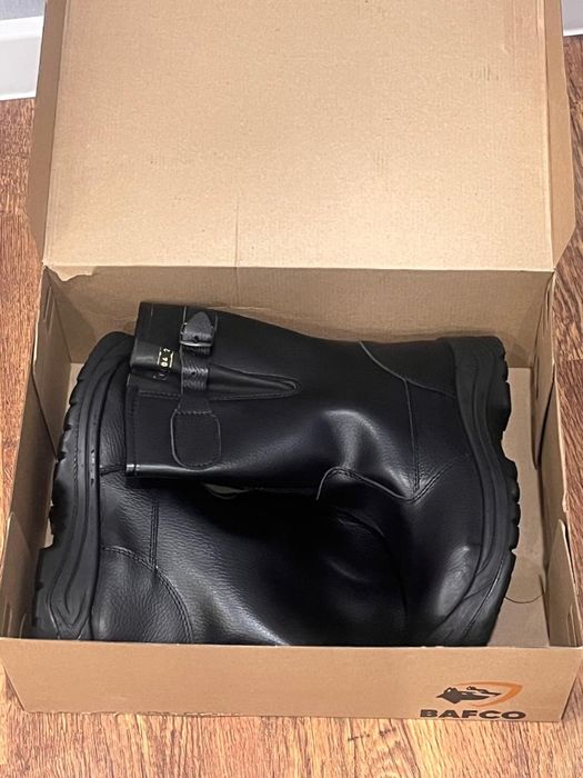 Продам новые сапоги