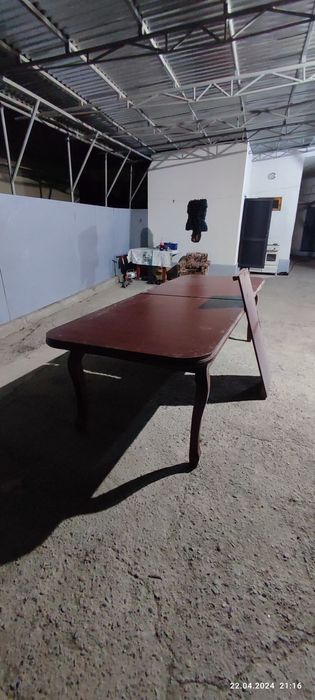 Стол деревянный для гостинной