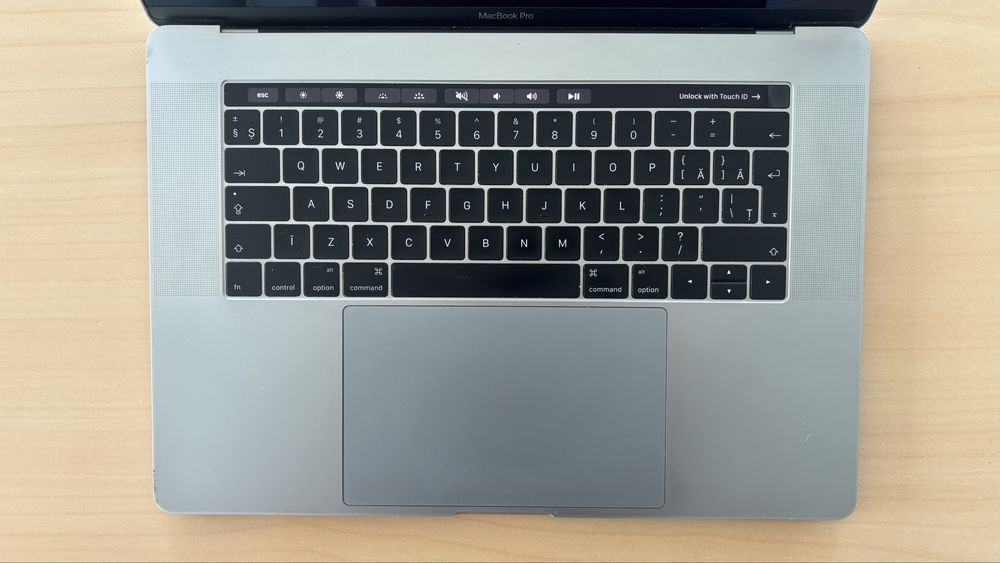 Apple MacBook Pro 15 inch Silver Gray Touch Bar, 2016, i7, 16 GB RAM, 250 GB SSD, Placa Video Intel HD Graphics 530 1536 MB