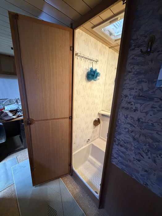 Автодом со спальными зонами и кухней