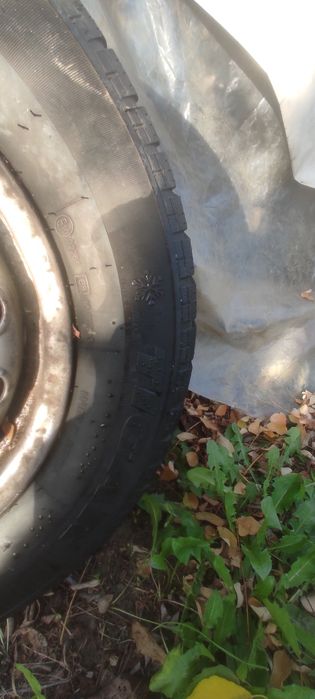 Vând 4 cauciucuri cu tot cu genti