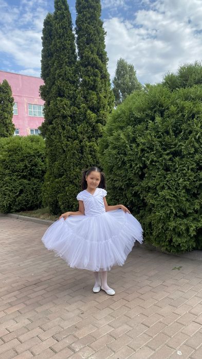 Красивое белое бальное платье для девочек