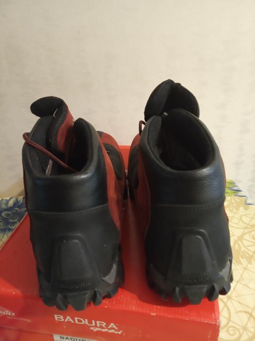 Продам новые кроссовки