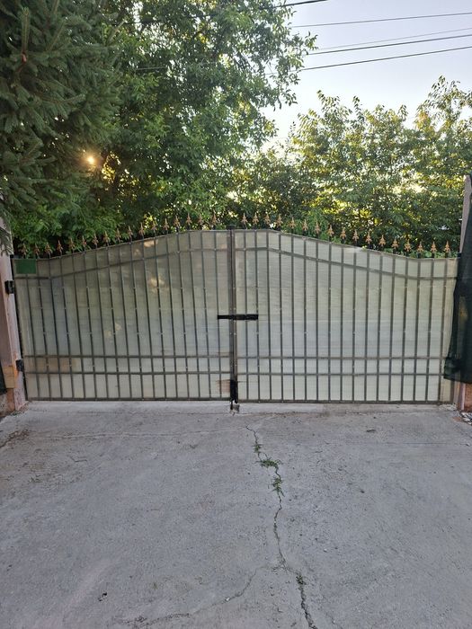 Porti metalice acces auto si pietonal.