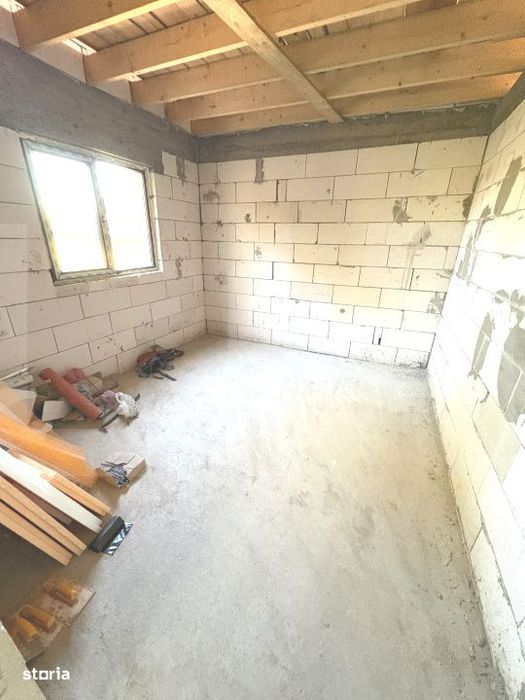Casa 100 mp cu mansarda necompartimentata, exterior finalizat, teren 5