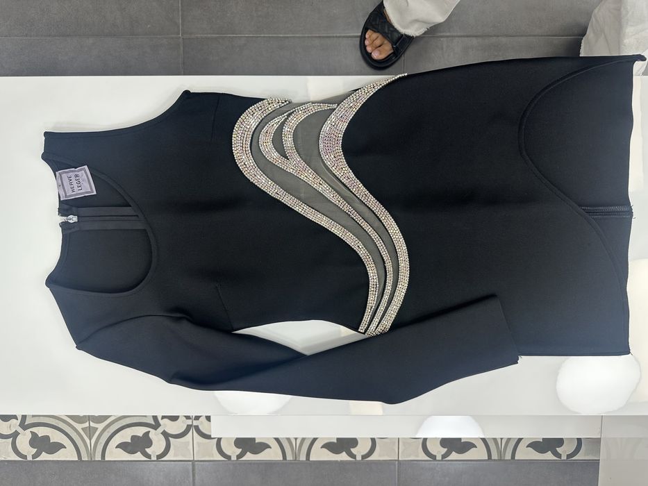 Черна рокля с камъни