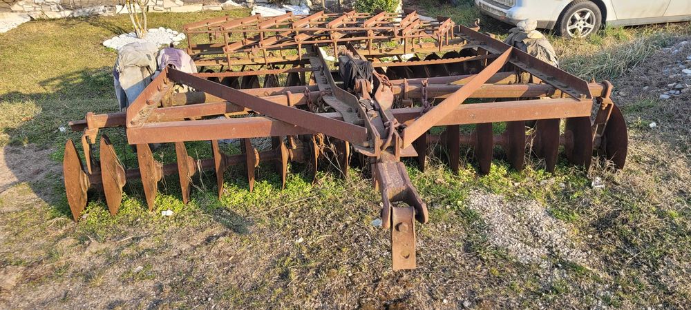 Vand  Disc  tractor