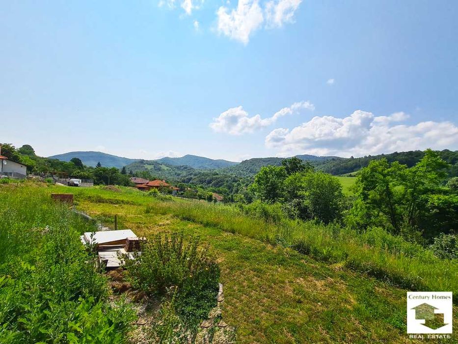 125181 Панорамен парцел с едноетажна сглобяема сграда в с. Бадевци