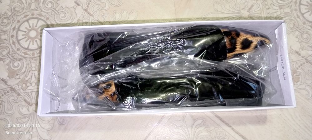 Лакированные туфли с леопардовым принтом.