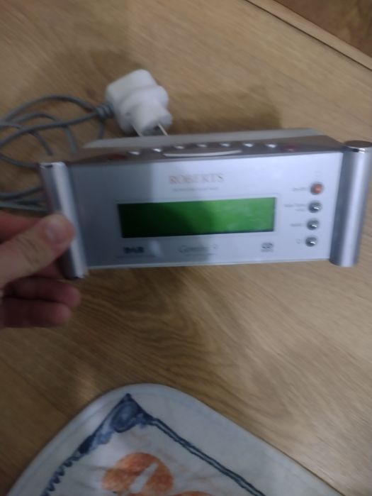 Radio cu ceas și alarmă