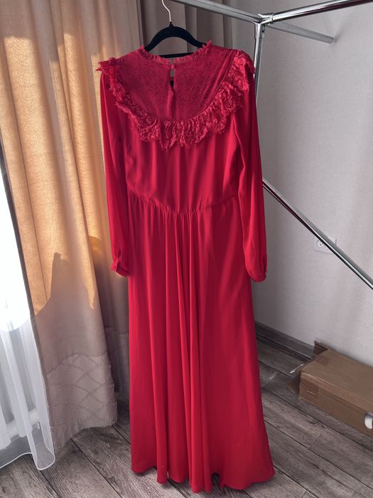 Продам платье красного цвета