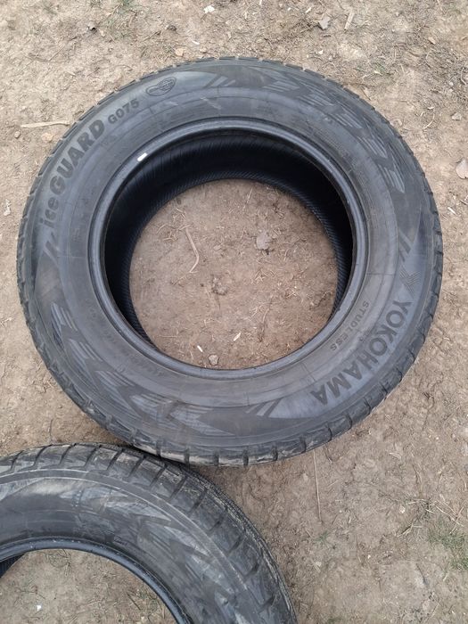 Две шины Yokohama iceGuard G075