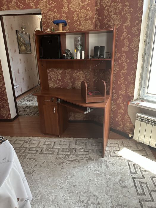 Шкаф стеклянный.