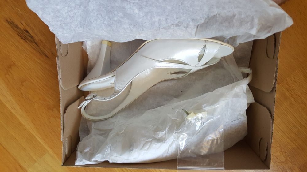 Sandale / Pantofi alb din piele pentru mireasa