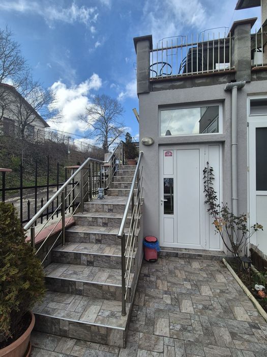 Продава 2 етажа от къща