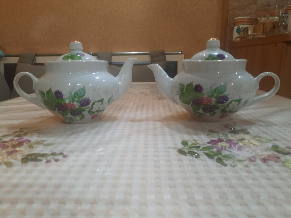 Абсолютно новые, красивые, фарфоровые чайники  "Ежевика", Прокопьевски