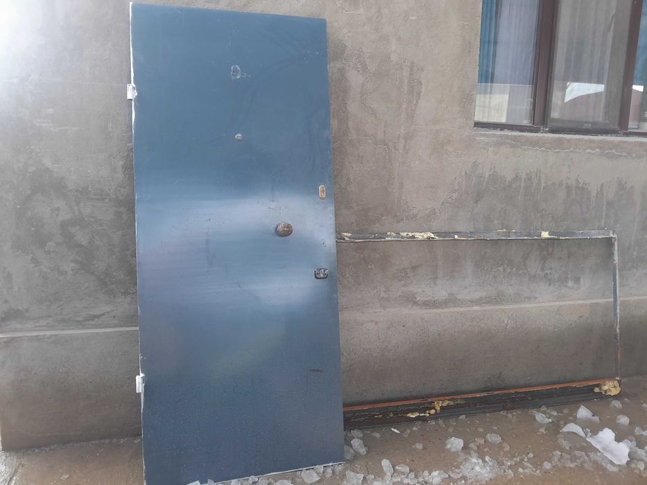 Темір есіктер, выходные двери