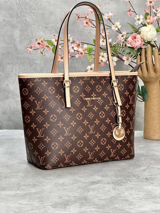 Genti Louis Vuitton noi
