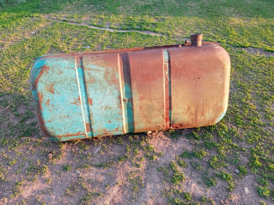 Бак не дырявый ,а целый.