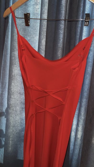 красное атлас платье