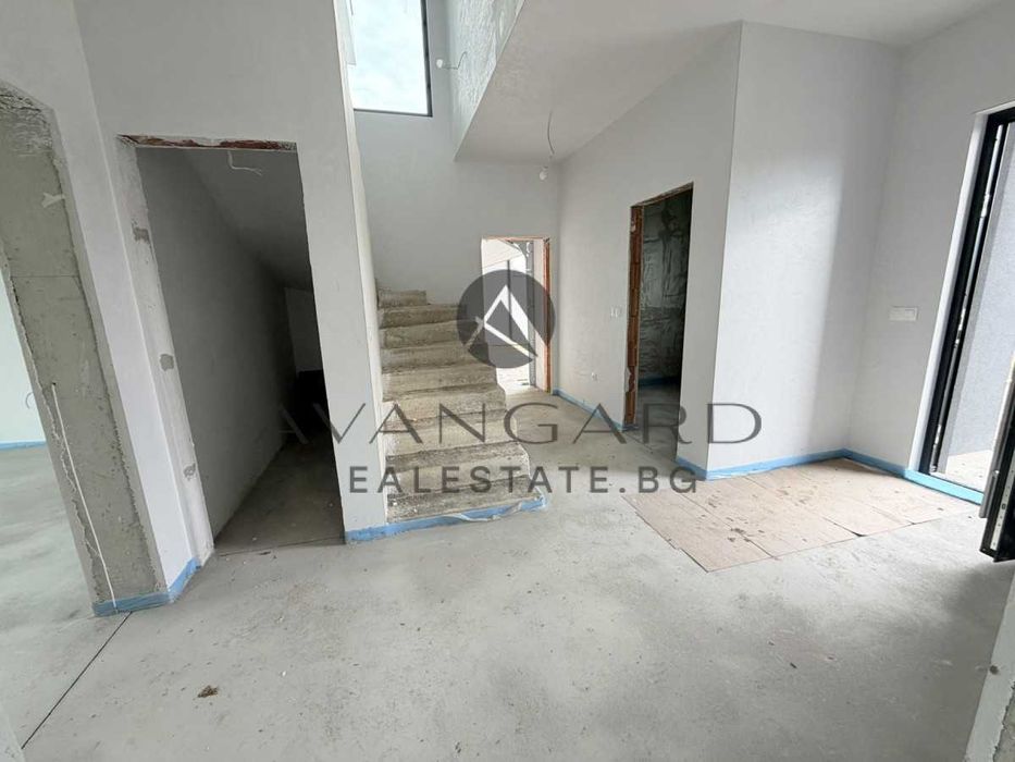 оф.25533 Двуетажна къща с двоен гараж/ Кючук Париж