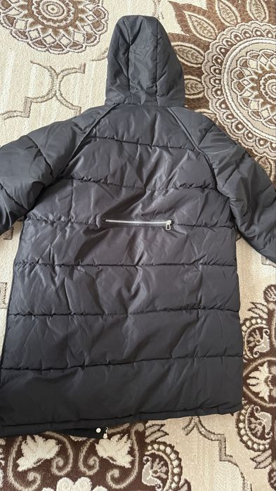 Длинная чёрная куртка