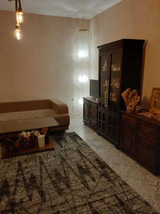 Dau in chirie apartament la curte 2 camere