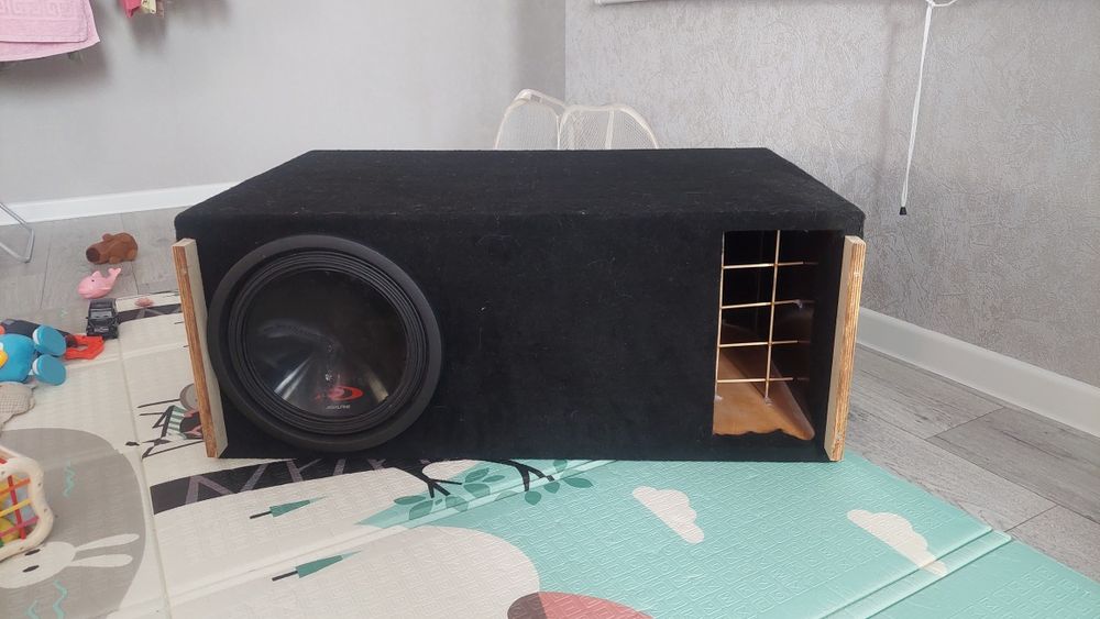 Сабвуфер Alpine swr12d2 в чв коробе