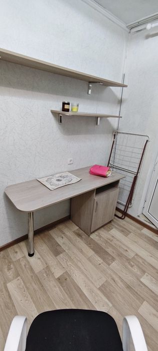Стол офисный с полками