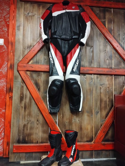 Екип от две части и ботуши Ducati.