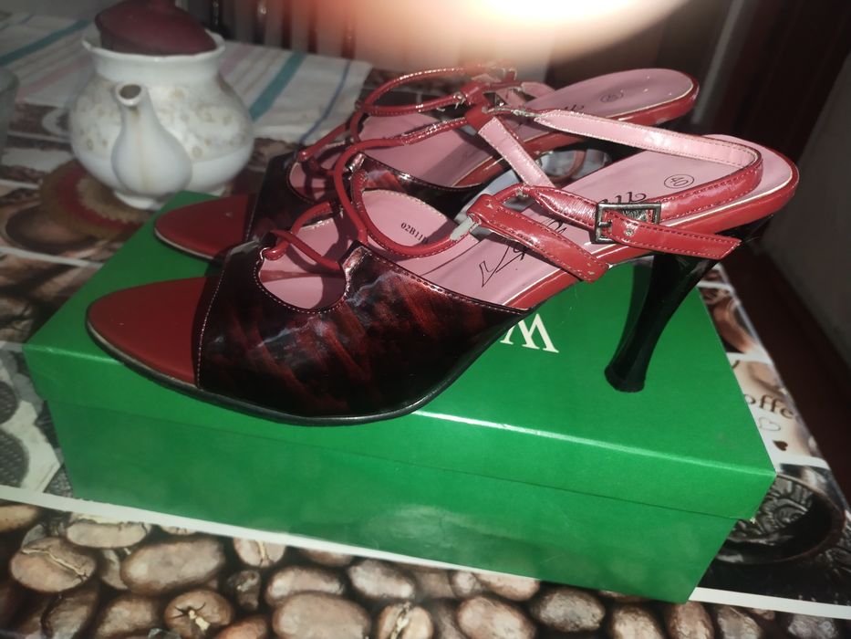 Продам босоножки