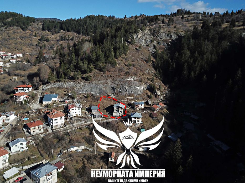 Триетажна къща с гараж и изолация 210РЗП с 564кв двор село Момчиловци