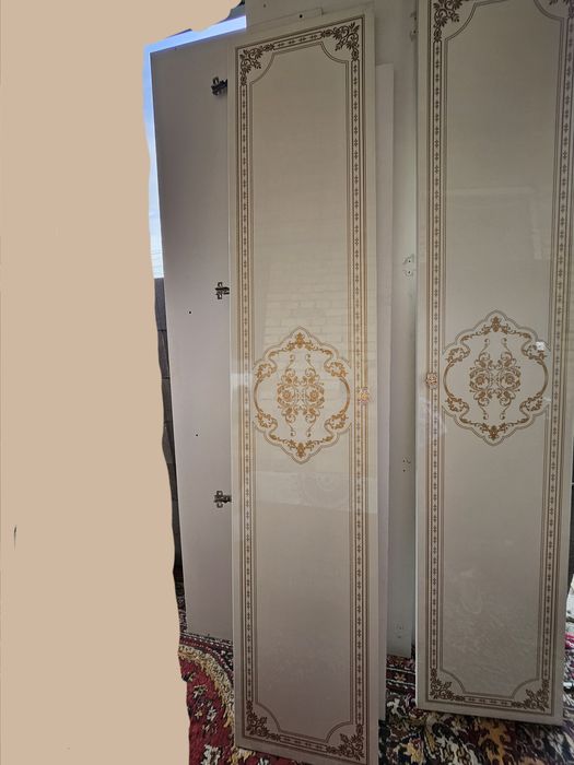 Двуспальная кровать и шкаф