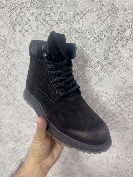 Нубуковый ботинка с видом кроссовки