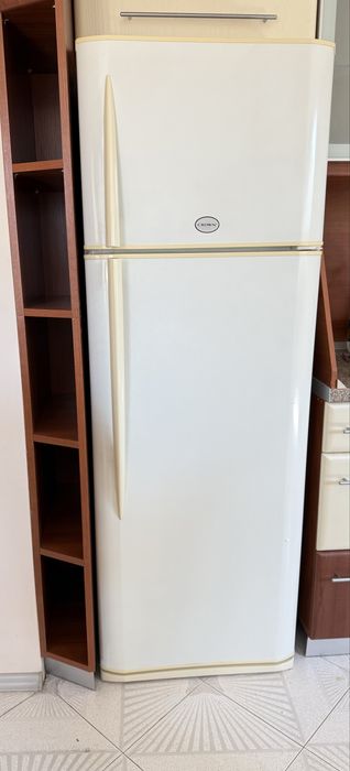 Хладилник с горен фризер