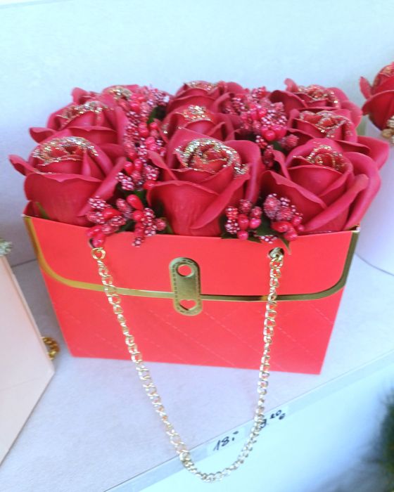 Декорация със сапунени рози