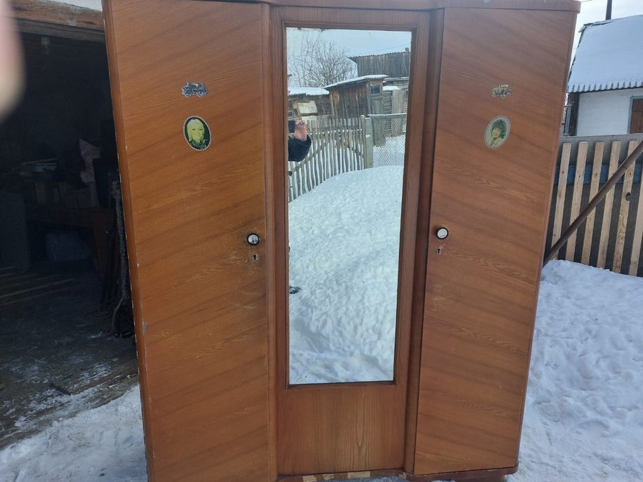 Шифоньер деревянный