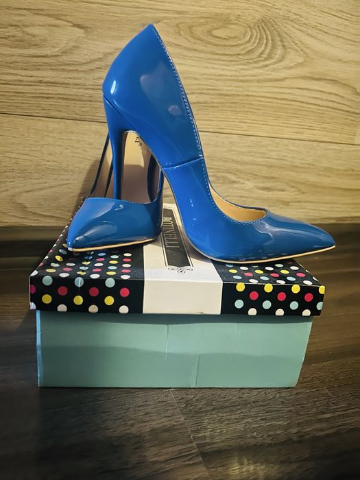 Нови елегантни дамски обувки на ток