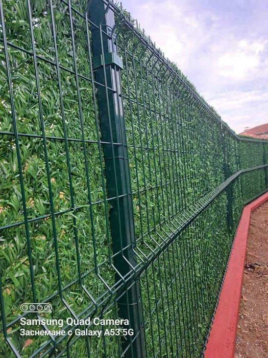 Мрежа с декорация. Метални оградни пана и колове. Ограда. Врати