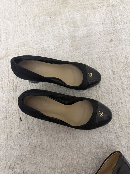 Две пары туфель черные