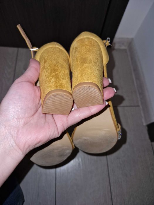 Sandale galbene catifelate cu strasuri mas 37