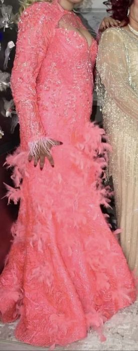 Луксозна бална рокля в неоново розово -