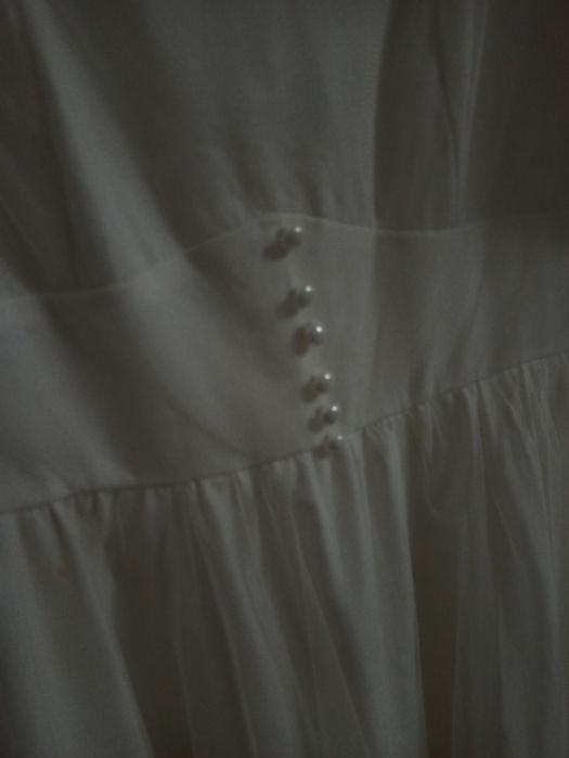 Белое женское платье