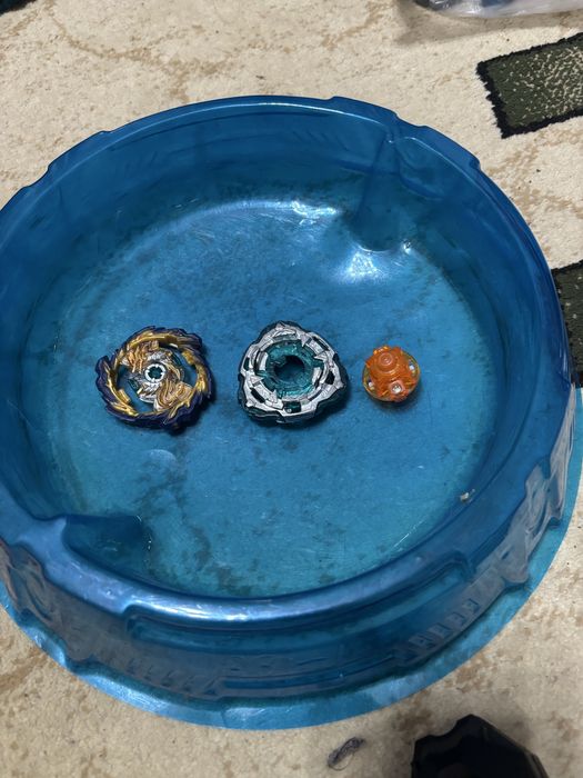 Продаю бейблейд,арену,пускалки