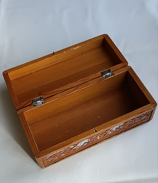 Продам деревянную старинную шкатулку